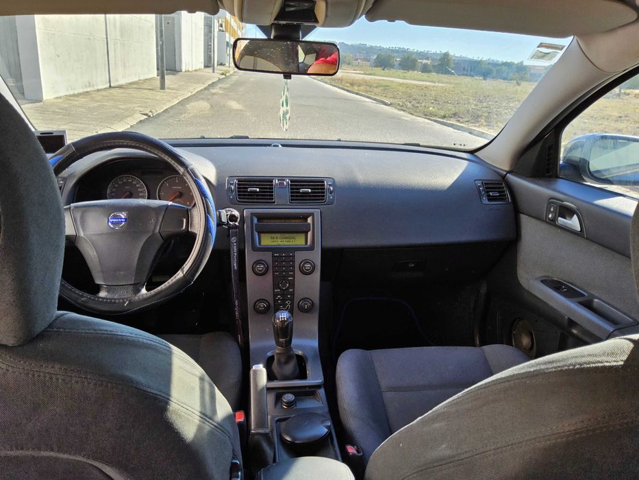 Volvo S40 1.6D, 2007, 325 mil km. Diesel económico e fiável, revisões em dia, seguro válido, pronto a circular.