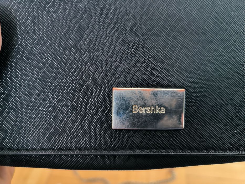 Torebka Bershka na łańcuszku