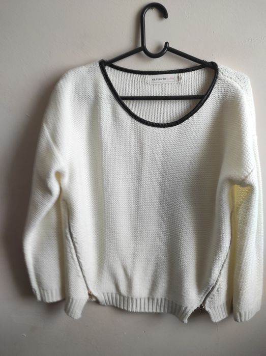 Biały sweter damski