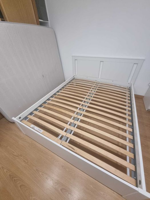 Cama de casal com colchão e estrado incluído