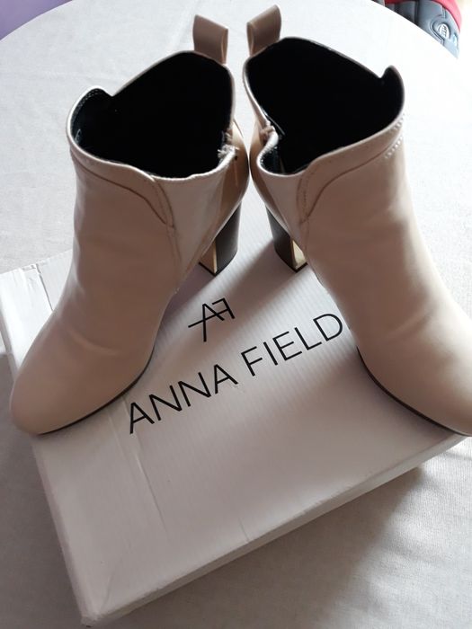 Botki beżowe na słupku.