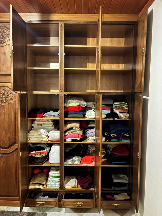 Conjunto roupeiro, espelho, cômoda e mesas de cabeceira madeira maciça