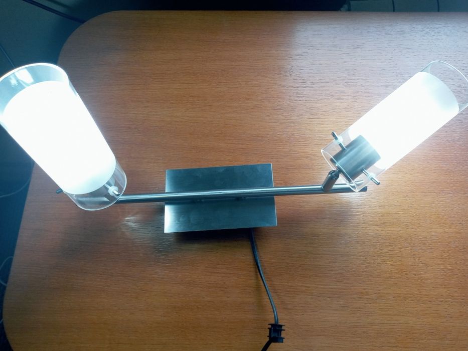 Piękna i nowoczesna lampa szczotkowana stal z żarówkami LED