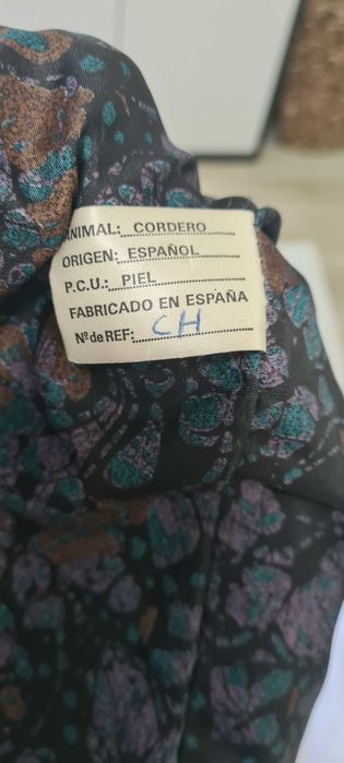 Casaco em pele de cordeiro com pelo sobreposto