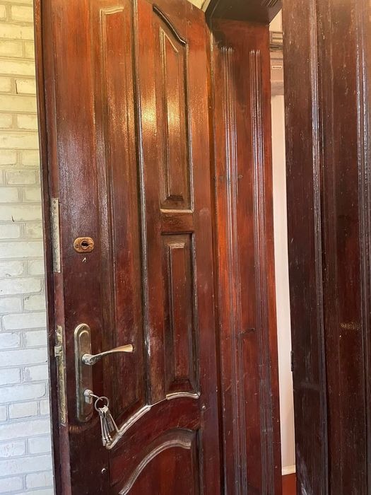 Двері вхідні соснові і хорошому стані