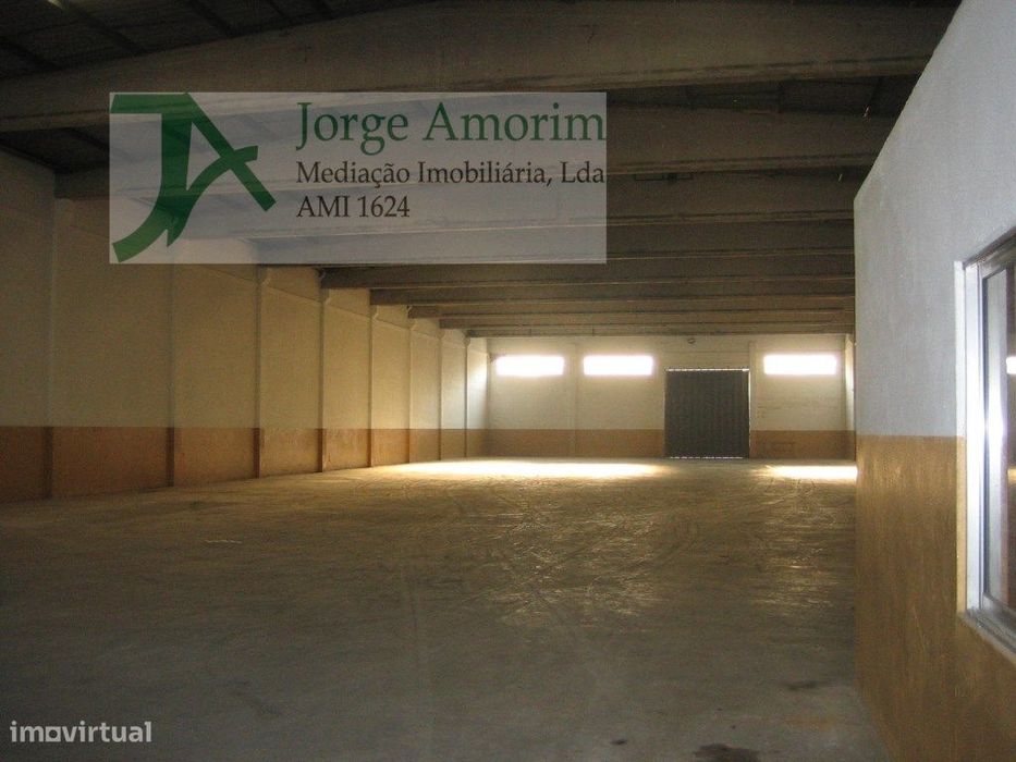 Armazém 1000 m2 . Pé Dtº 6mt. Área livre de 400 m2.