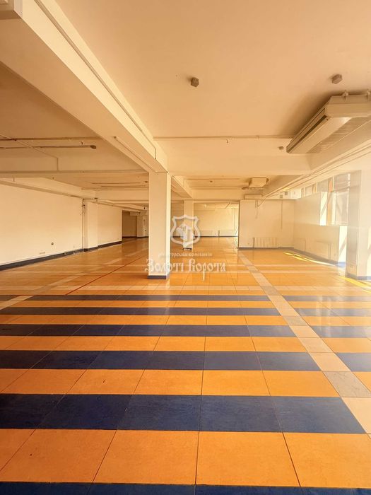Фасадне комерційне приміщення 222 м² у ТЦ біля метро Житомирська!