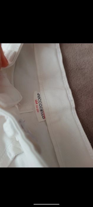 Białe strzępione spodenki