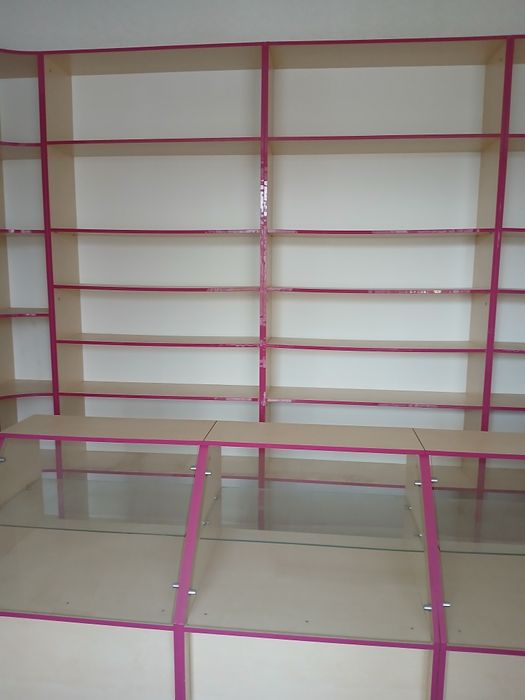 Прилавки, вітрини, стелажі