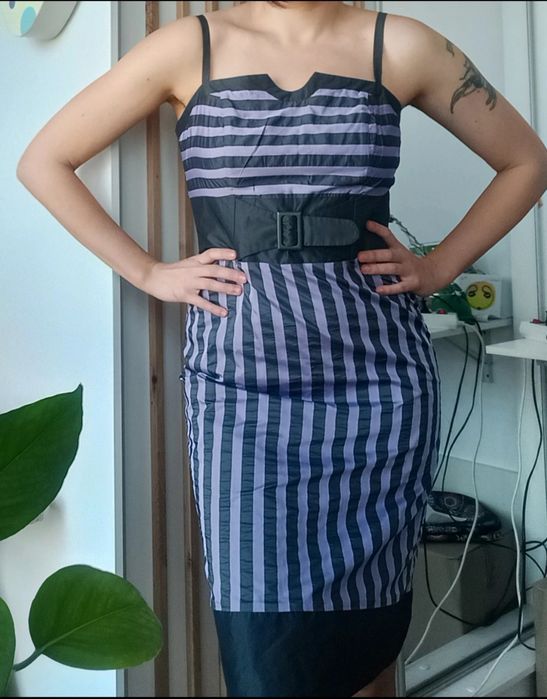 Sukienka w paski fioletowo czarna ołówkowa midi