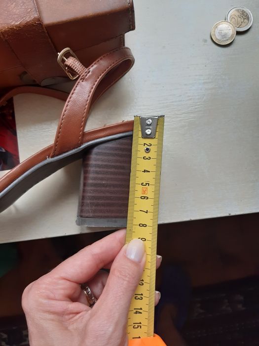 Sandálias cor de cabedal