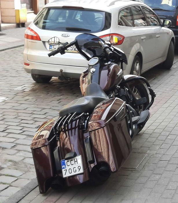 Piekny Harley Road King w stylu bagger