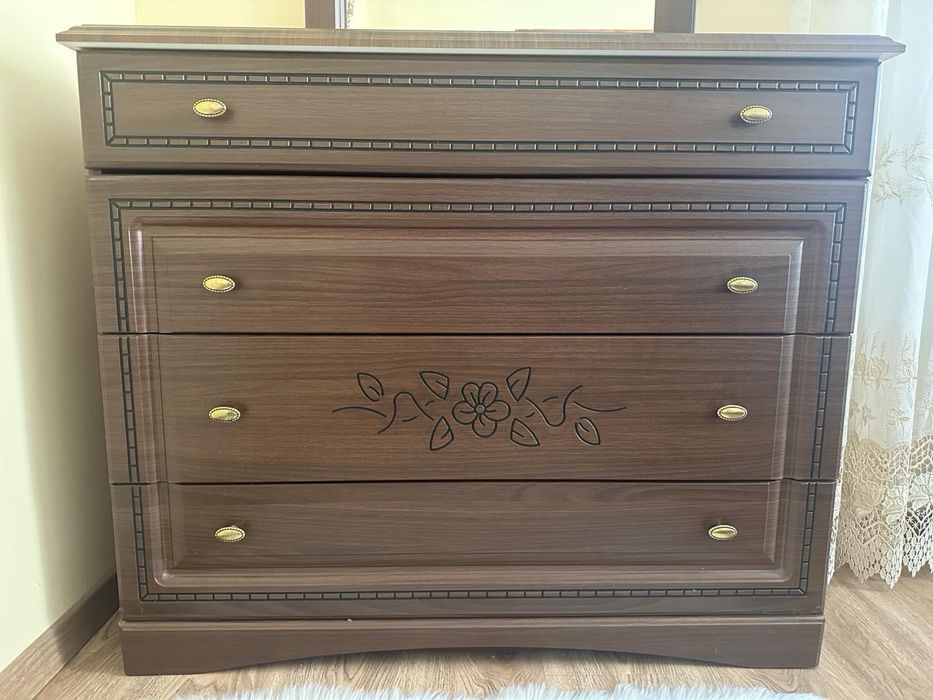 Комод з дзеркалом