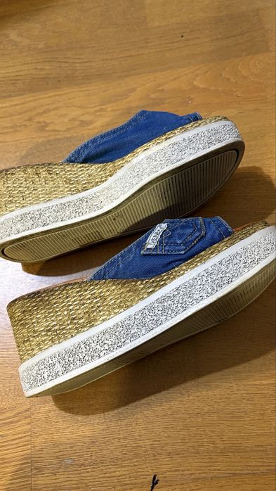 Venezia. Jeandowe klapki na koturnie