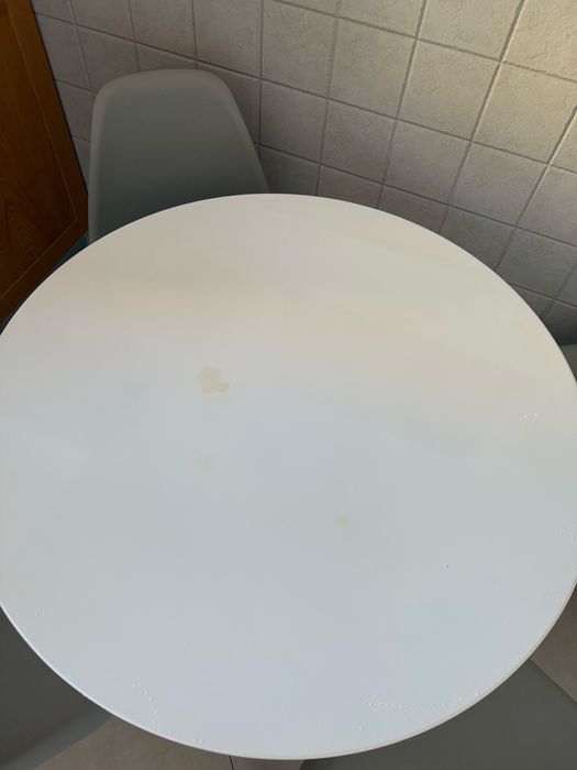 Mesa e cadeiras