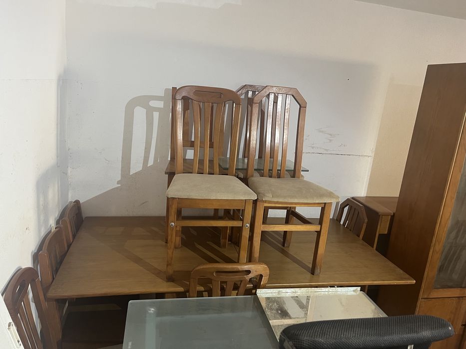 2 mesas extensíveis + 11 cadeiras + cristaleira + outros móveis em madeira maciça