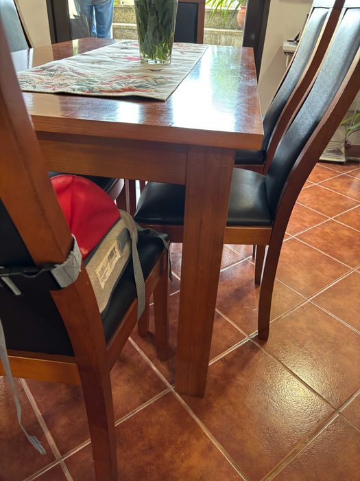 Mesa cerejeira com 6 cadeiras e aparador