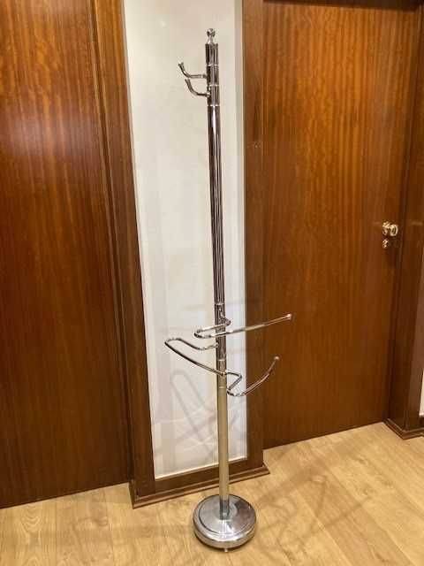 Toalheiro de Chão Cromado