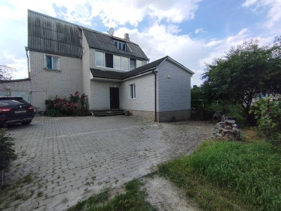 Продаж 2 будинків за ціною одного