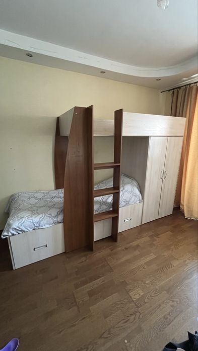 Двохярусне ліжко з шафою