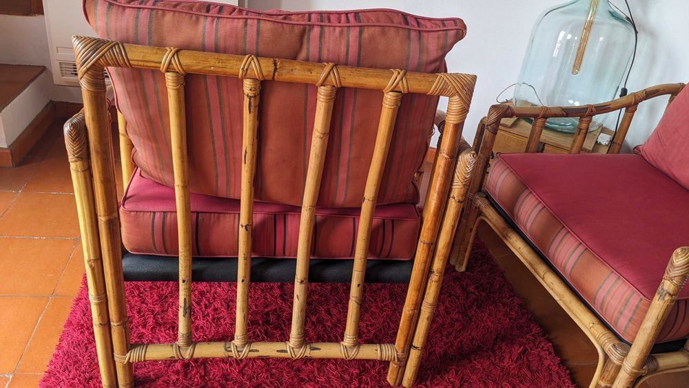Duas poltronas de Bambu com almofadas vermelhas