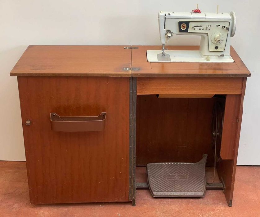 Maquina de costura antiga singer em movel