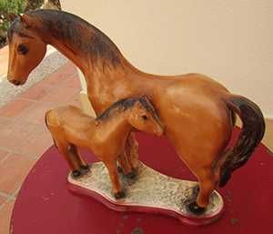 Figura de dois cavalos em gesso pintado
