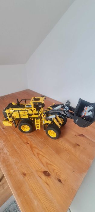 LEGO Technic 42030 VOLVO L35F