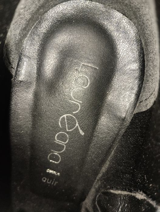 Botas com salto alto.