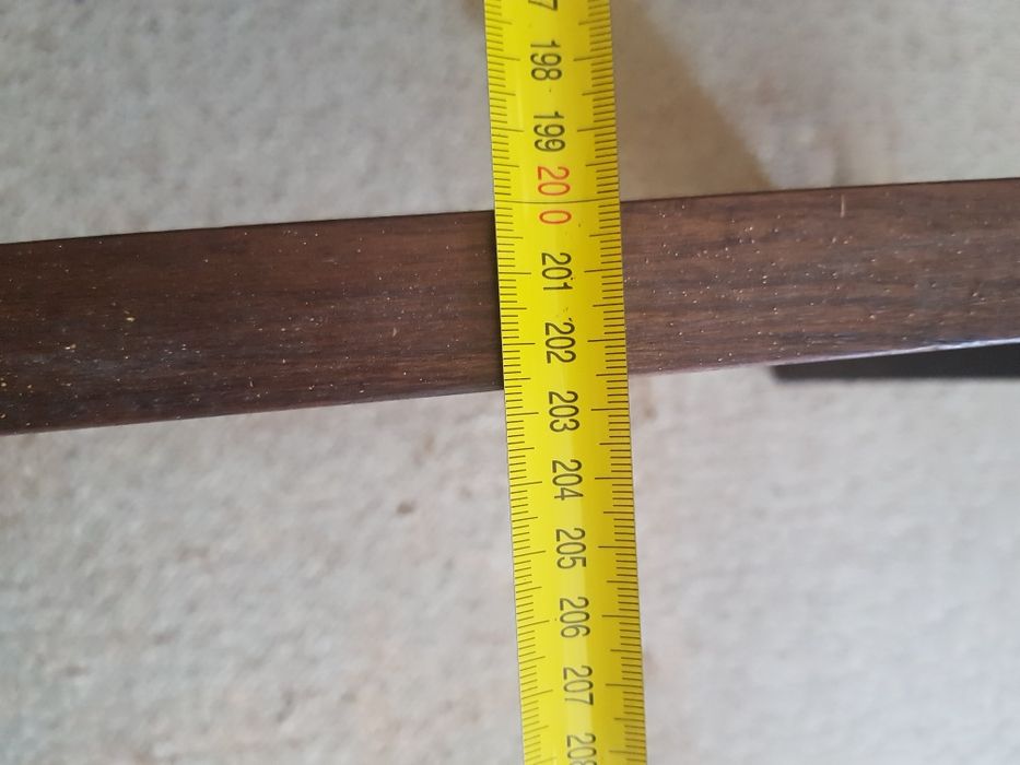 Imponente cama em madeira castanho