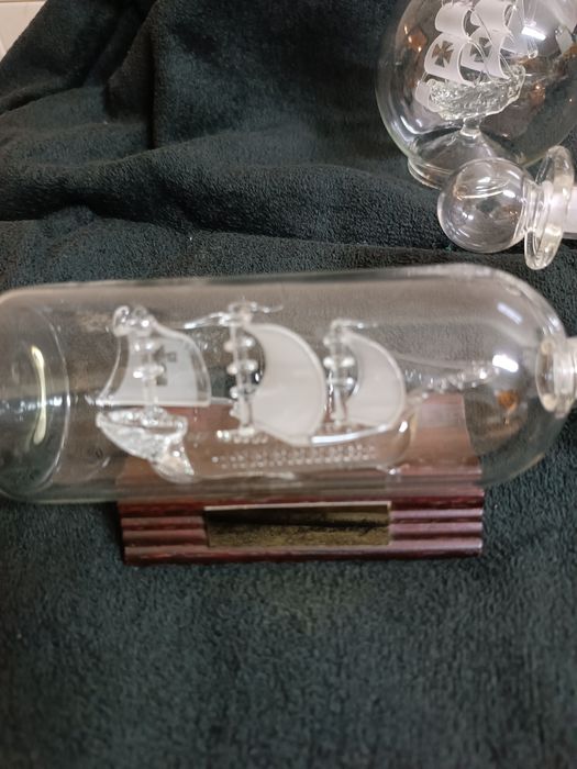 3 garrafas com navios dentro