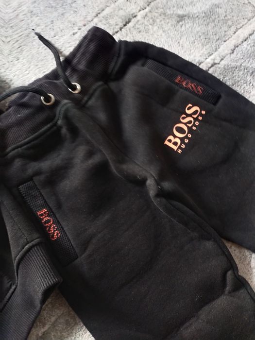 Ocieplany grupy jesienny lookboodres dziecięcy grubszy materiał Hugo