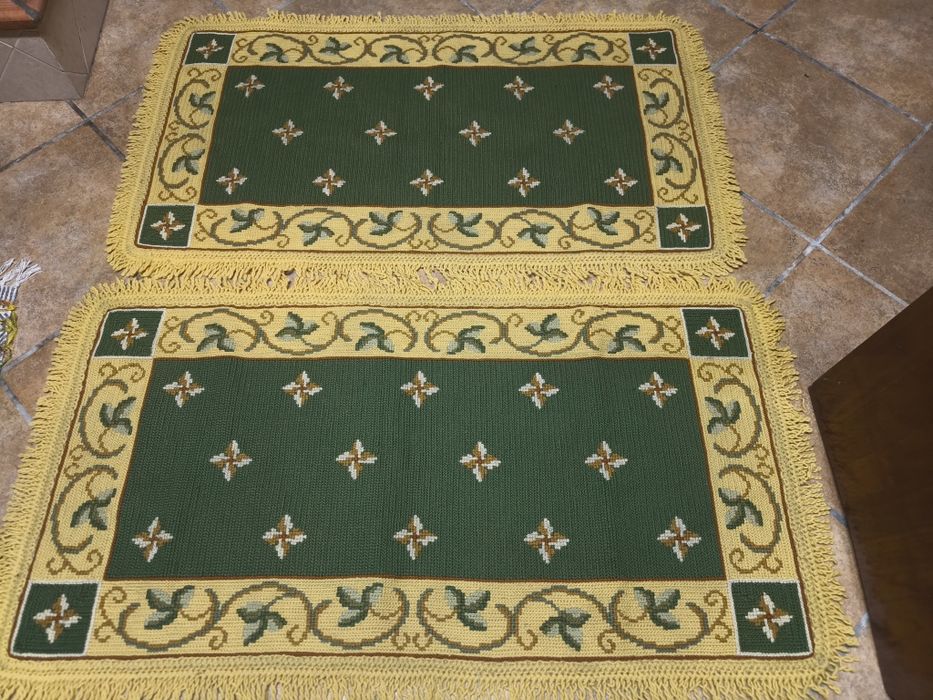 Tapetes Arraiolos Lote 3 Peças.
Conjunto de três tapetes Arraiolos com