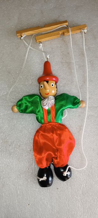 Antigo Pinóquio em madeira feito a mão
