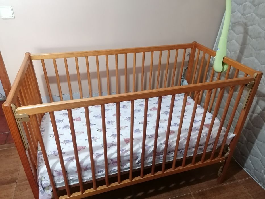 Cama de bebe , madeira e com grades
