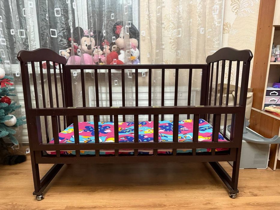 Дитяча кроватка з двома матрацами