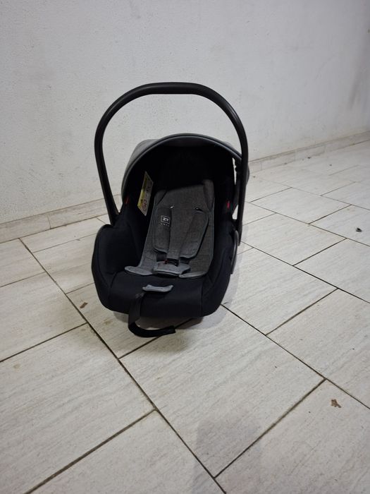 Carrinho de bebé com cadeira auto