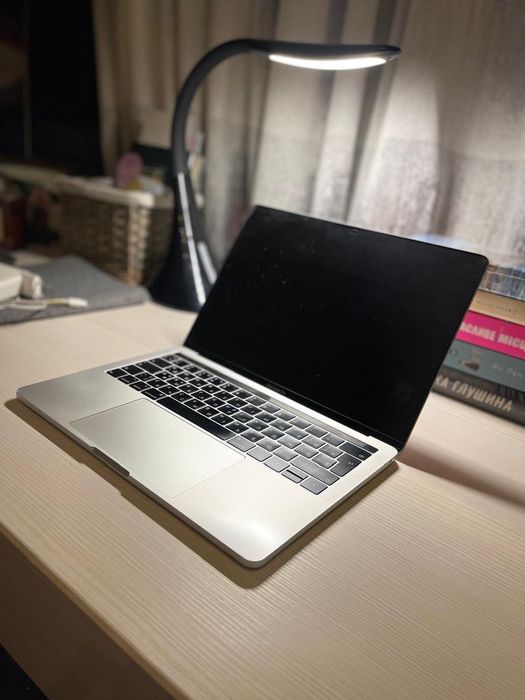 MacBook Pro 13” 2019 / Intel i5 / 8GB / 250GB SSD / Touch Bar: 11