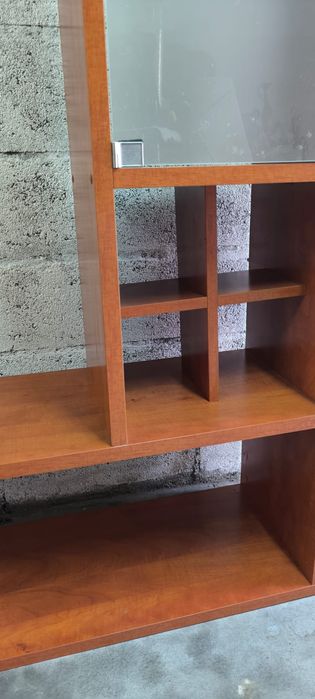 Belíssimo móvel estante em madeira com prateleira e porta em vidro.
Ex