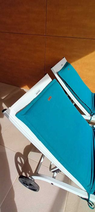 Duas espreguiçadeiras do Gato preto