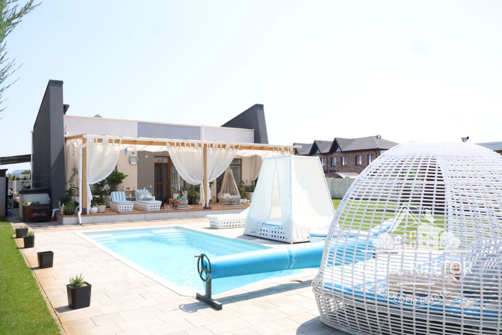 В городке "Золотые Ключи" продается дом с баней и бассейном