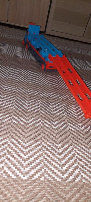 Camião pista hot wheels como novo