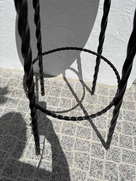 Banco alto de madeira em ferro