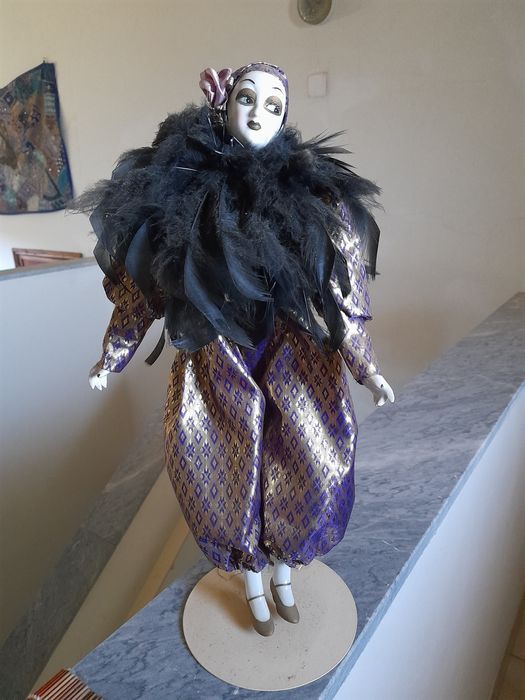 Boneca pierot em porcelana