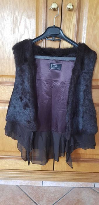 Colete com pelo castanho