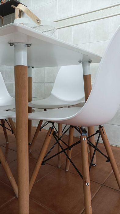 Mesa branca quadrada tipo IKEA com 4 cadeiras