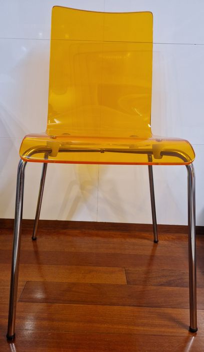 Cadeiras em acrílico laranja