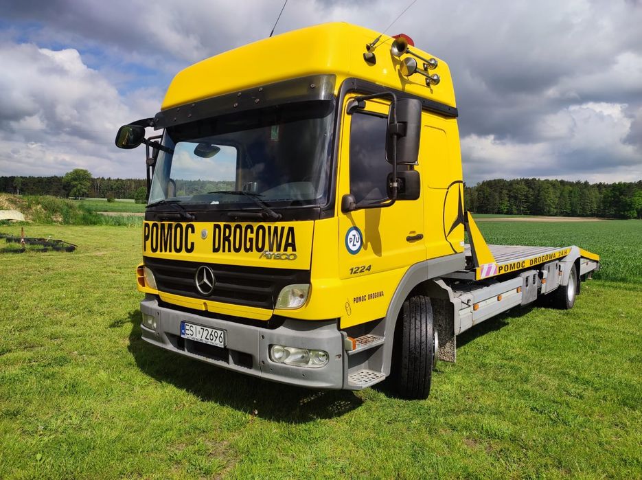 Mercedes Atego laweta Pomoc Drogowa najazd
