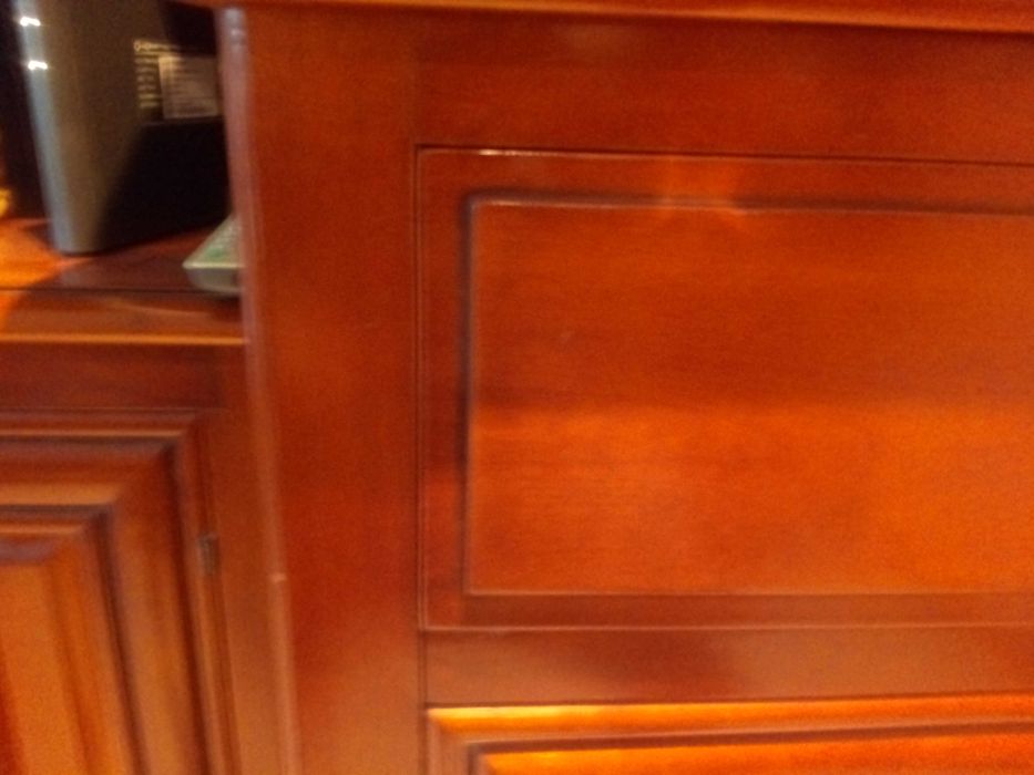 Móvel de TV e multimédia em madeira de cerejeira.