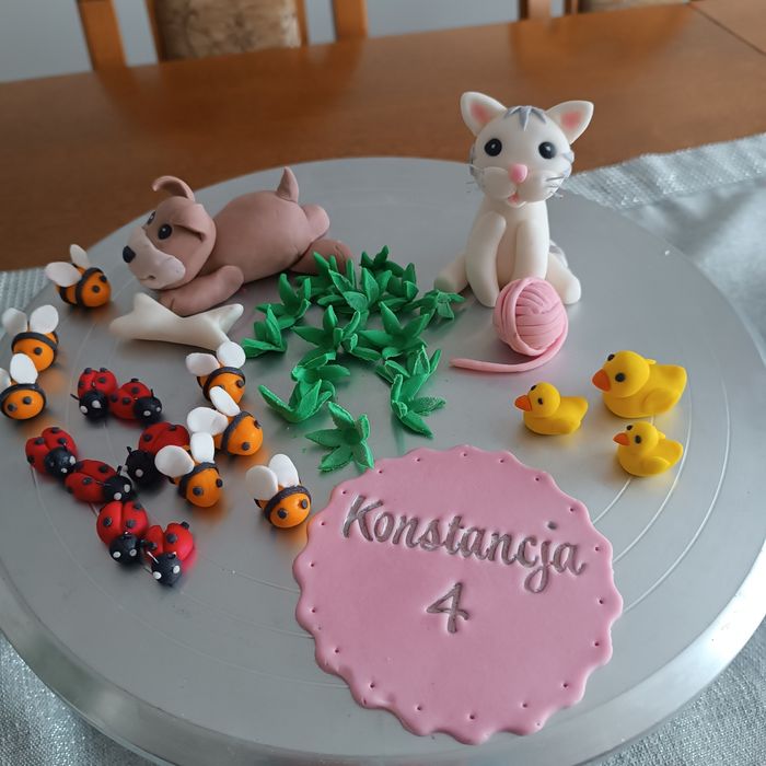Ozdoby na tort z masy cukrowej